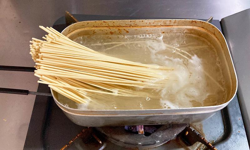麺を茹でる