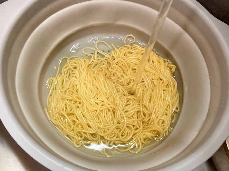 流水で洗う
