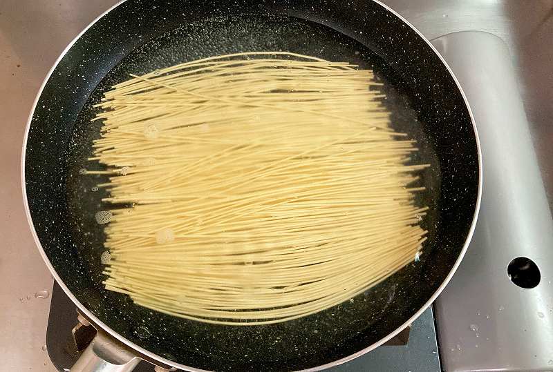 麺を茹でる