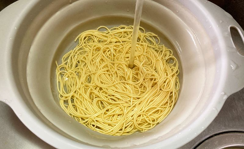 麺を洗う