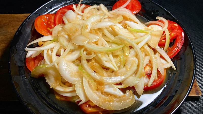 実食2,トマトと玉ねぎのサラダアイキャッチ