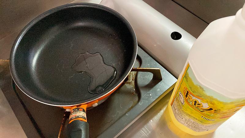 フライパンにサラダ油