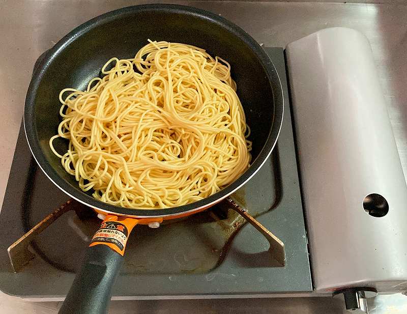 麺を炒める