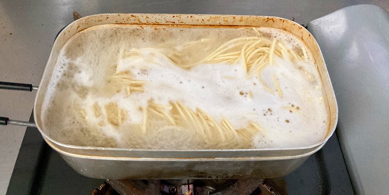麺を茹でる
