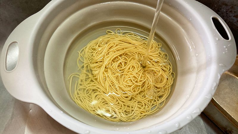 麺を洗う