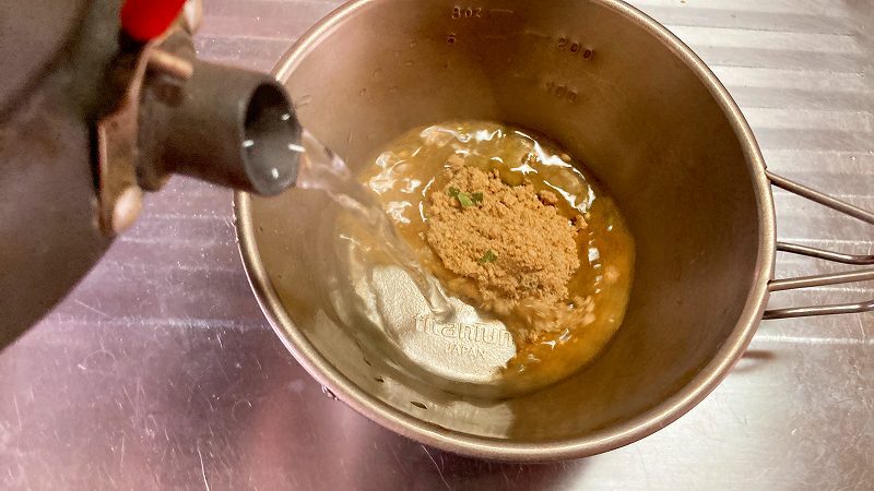 スープにお湯を注ぐ