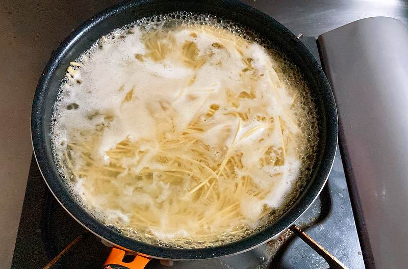 麺を茹でる