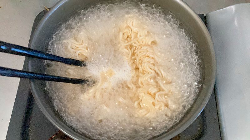 麺を茹でる