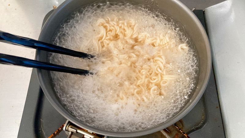 麺を茹でる