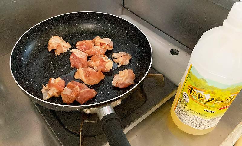 鶏もも肉を炒める