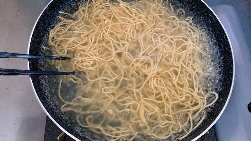 麺を茹でる