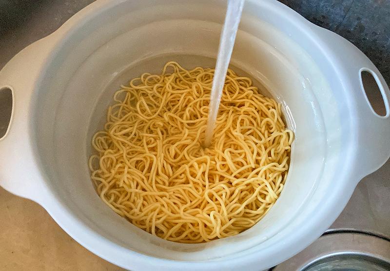 麺を洗う