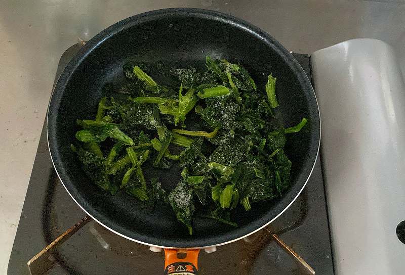 フライパンにほうれん草