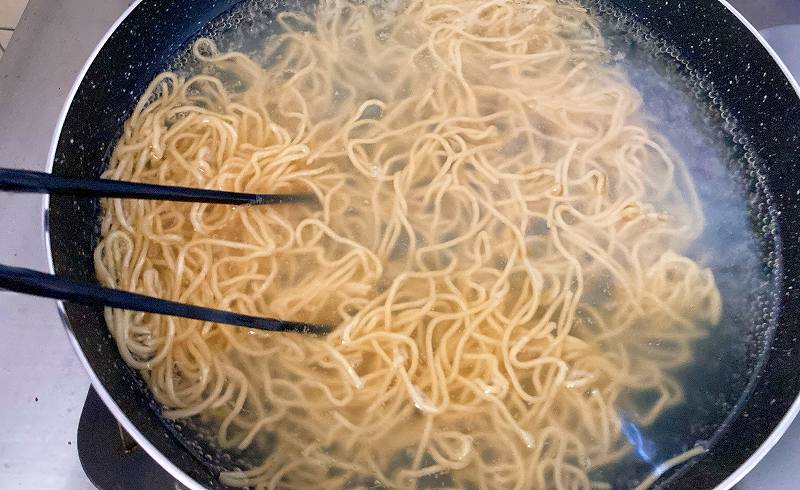 麺を茹でる