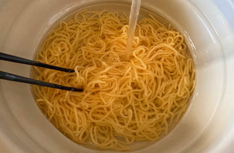 水で冷やす