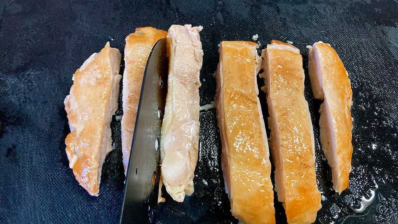 チキンをカット