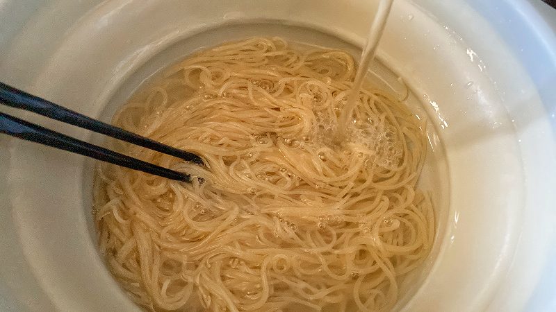 麺を洗う