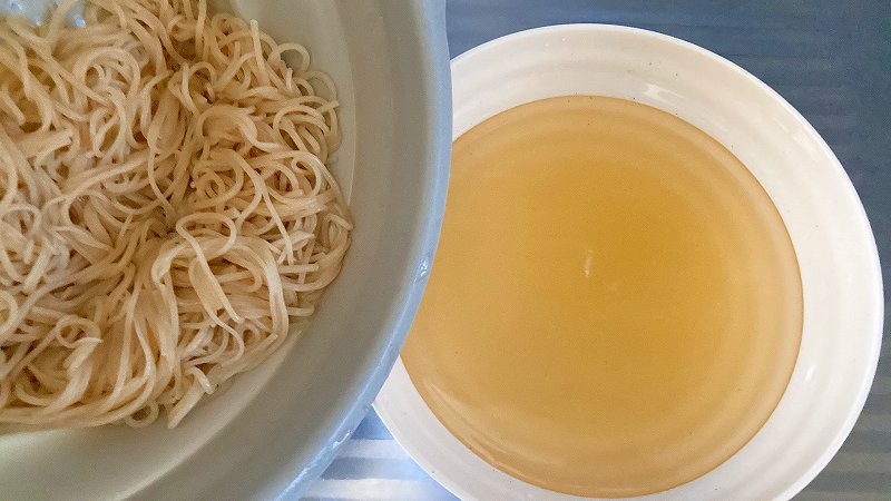 麺を入れる