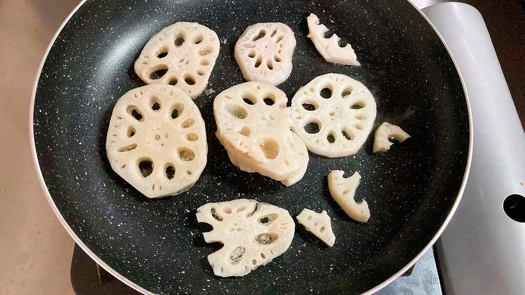 れんこんを炒める