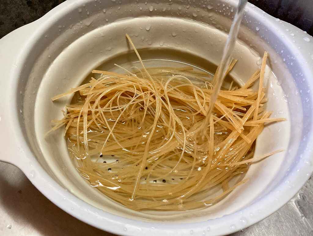 麺をほぐす