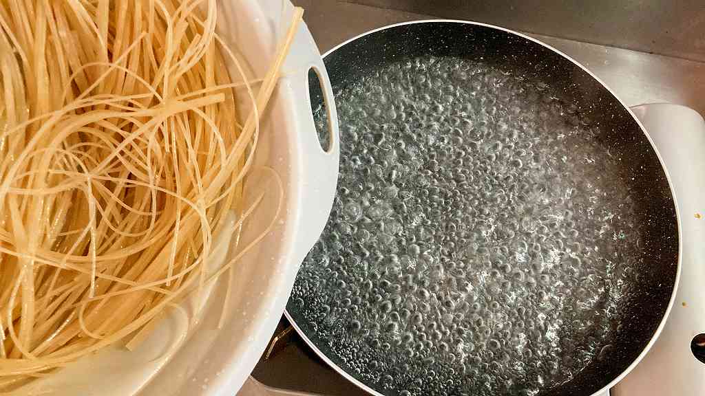 麺を茹でる