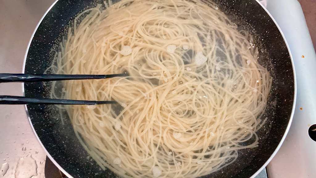 麺を茹でる