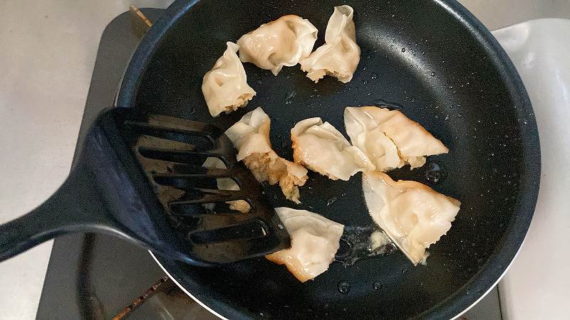 餃子を刻む