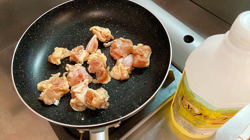 鶏もも肉を炒める