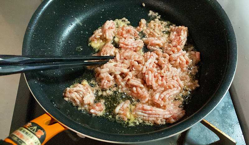 挽き肉を炒める