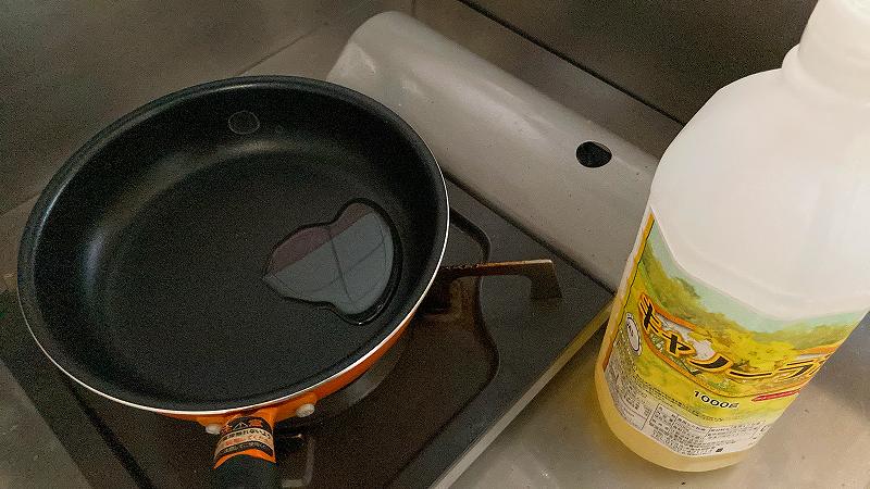 フライパンにサラダ油