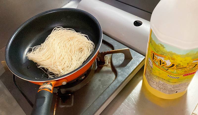 フライパンにサラダ油と麺