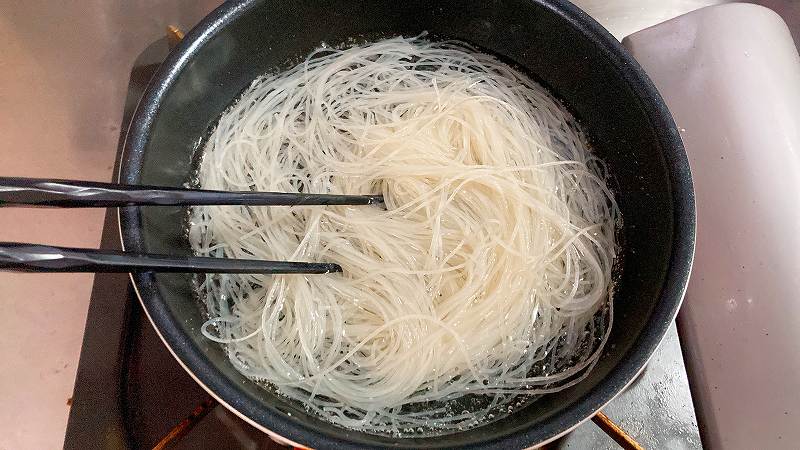 麺をほぐす