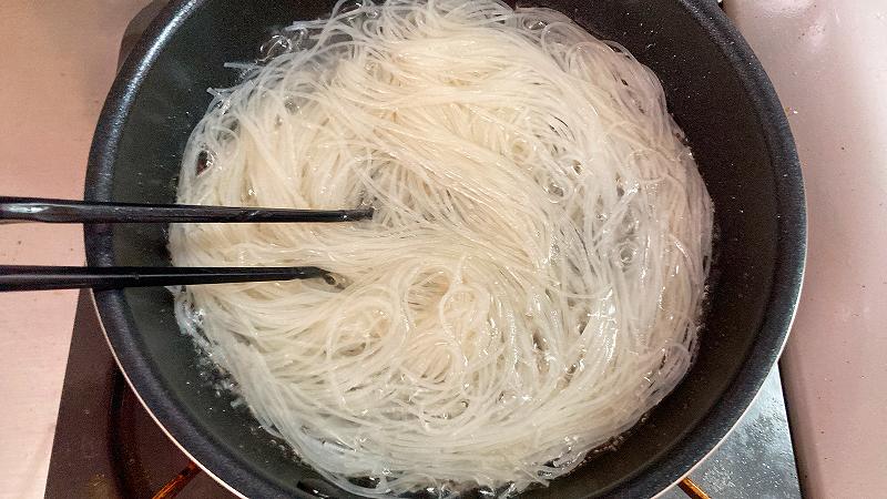 麺をほぐす