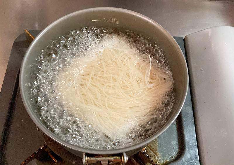 麺を茹でる