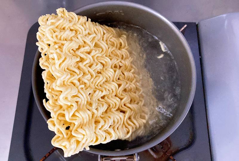 麺を入れる