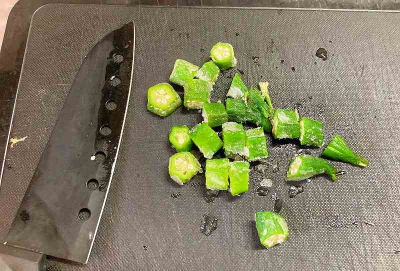 オクラをカット