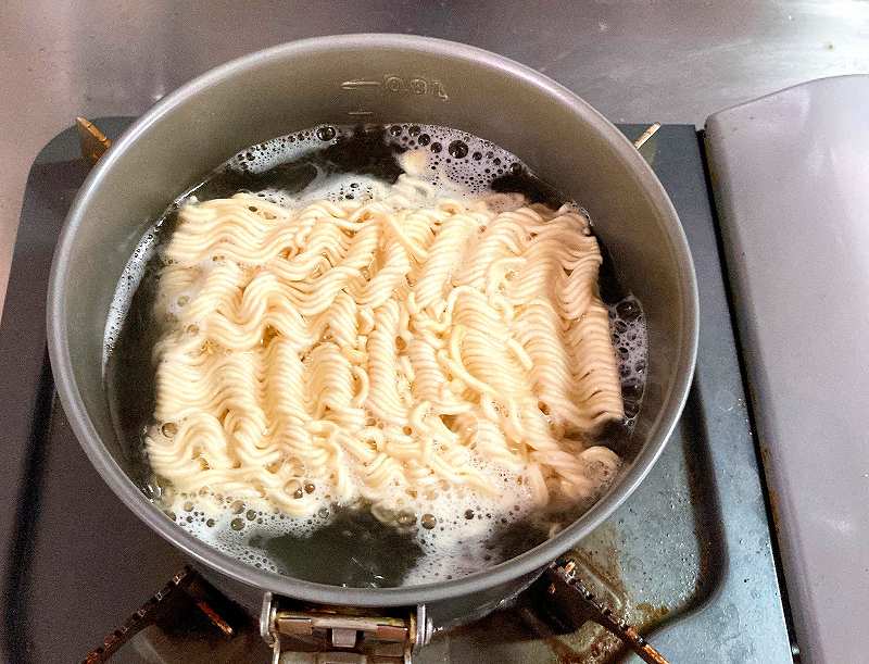 麺を茹でる