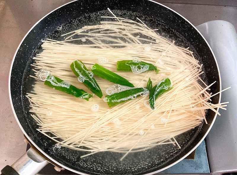 そうめんとオクラを茹でる