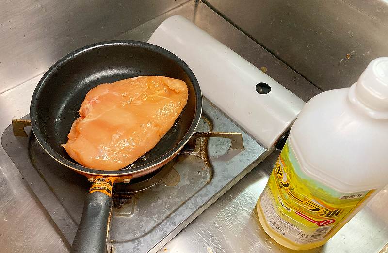 鶏むね肉を炒める
