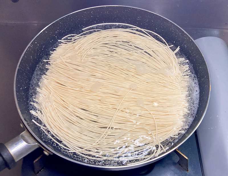 そうめんを茹でる