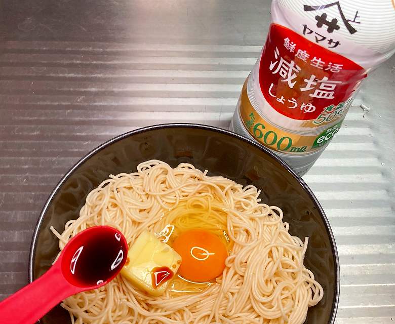 バターと卵を乗せ醤油を掛ける