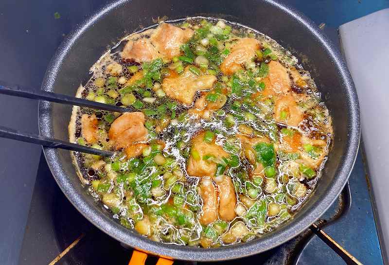 青ネギインして煮込む