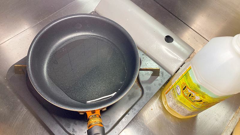 フライパンにサラダ油