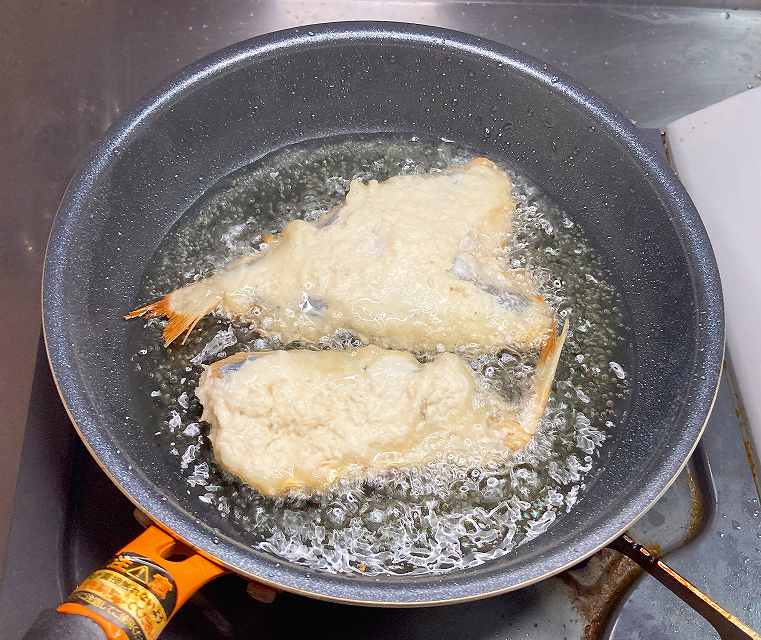 あじフライを揚げる