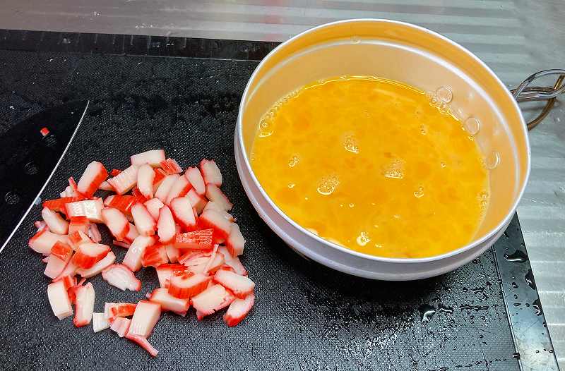 カニかカット、卵を溶く