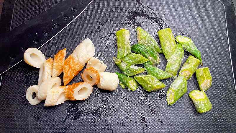 オクラと竹輪をカット