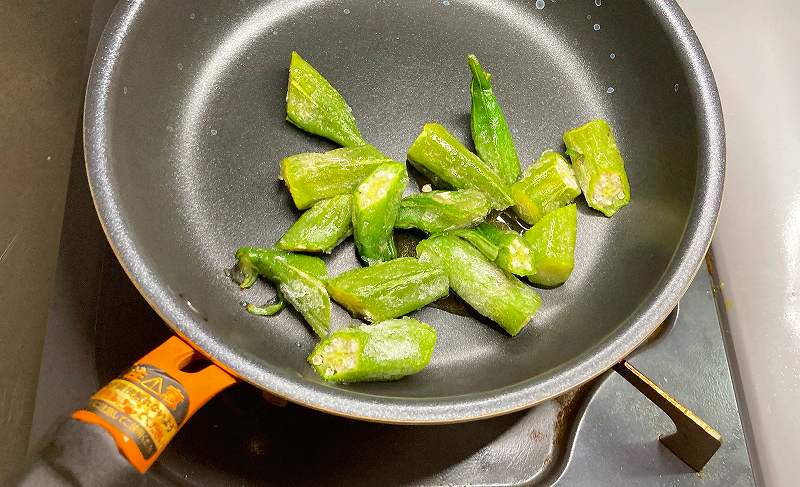 オクラを炒める