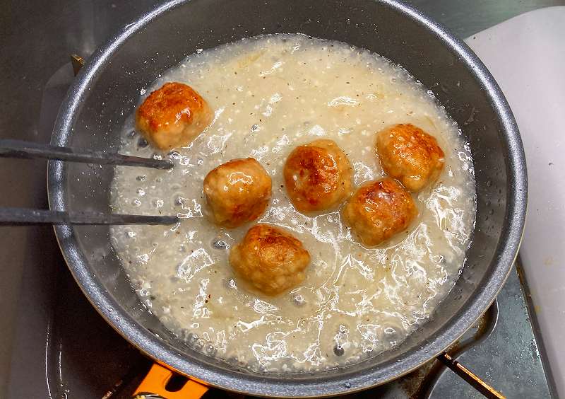 肉だんごを絡める