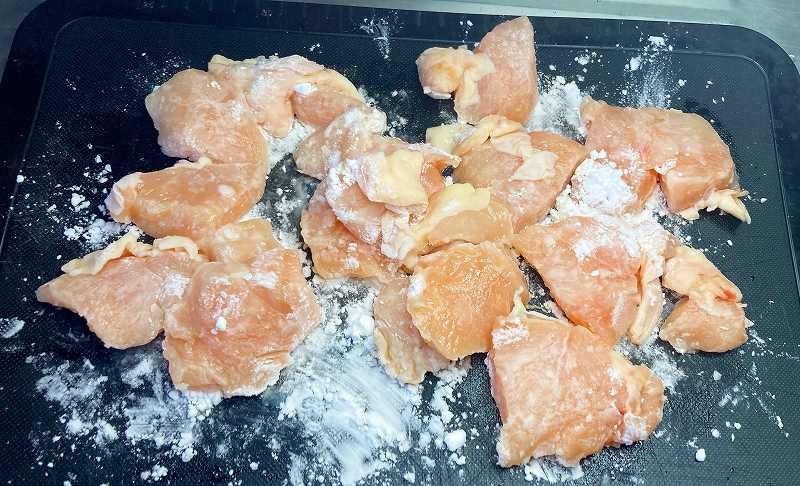 片栗粉をまぶす２
