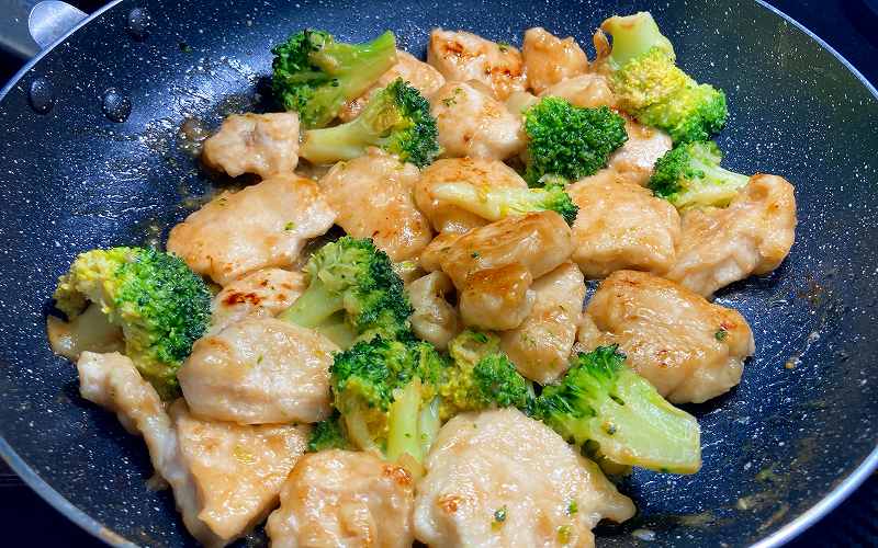 実食２，鶏むね肉と冷凍ブロッコリーアイキャッチ